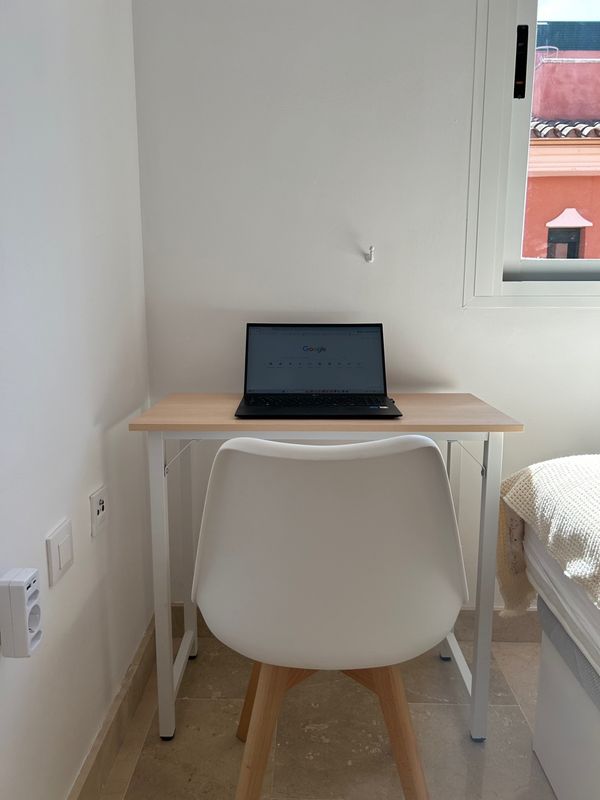 Escritorio en habitación principal con ventana