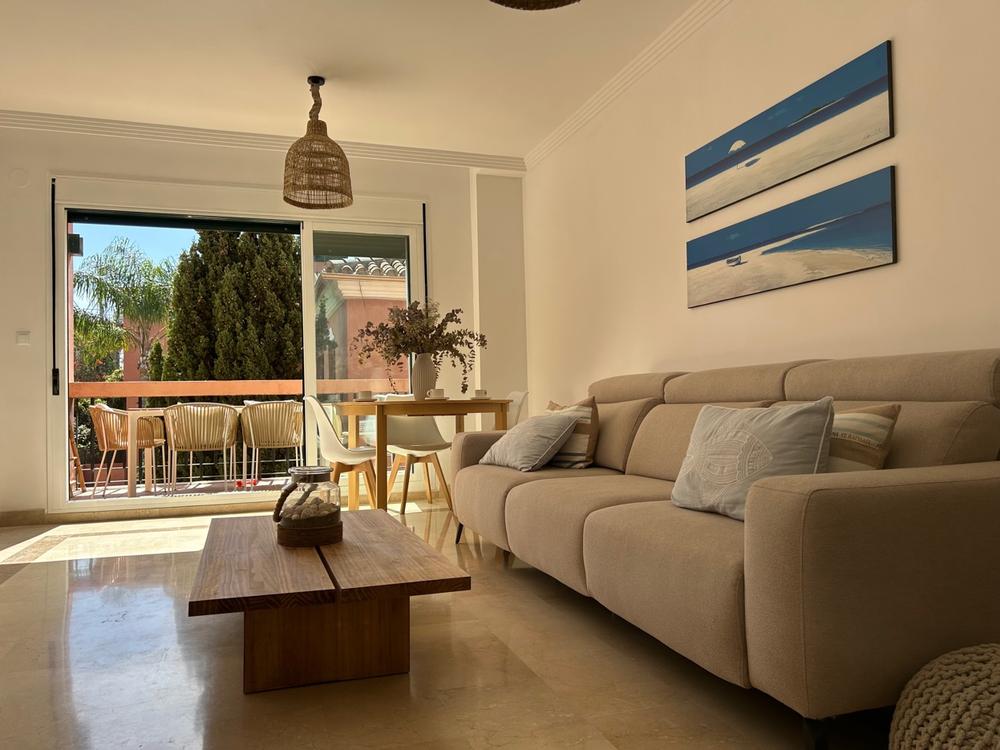 Salón con sofá y acceso a terraza