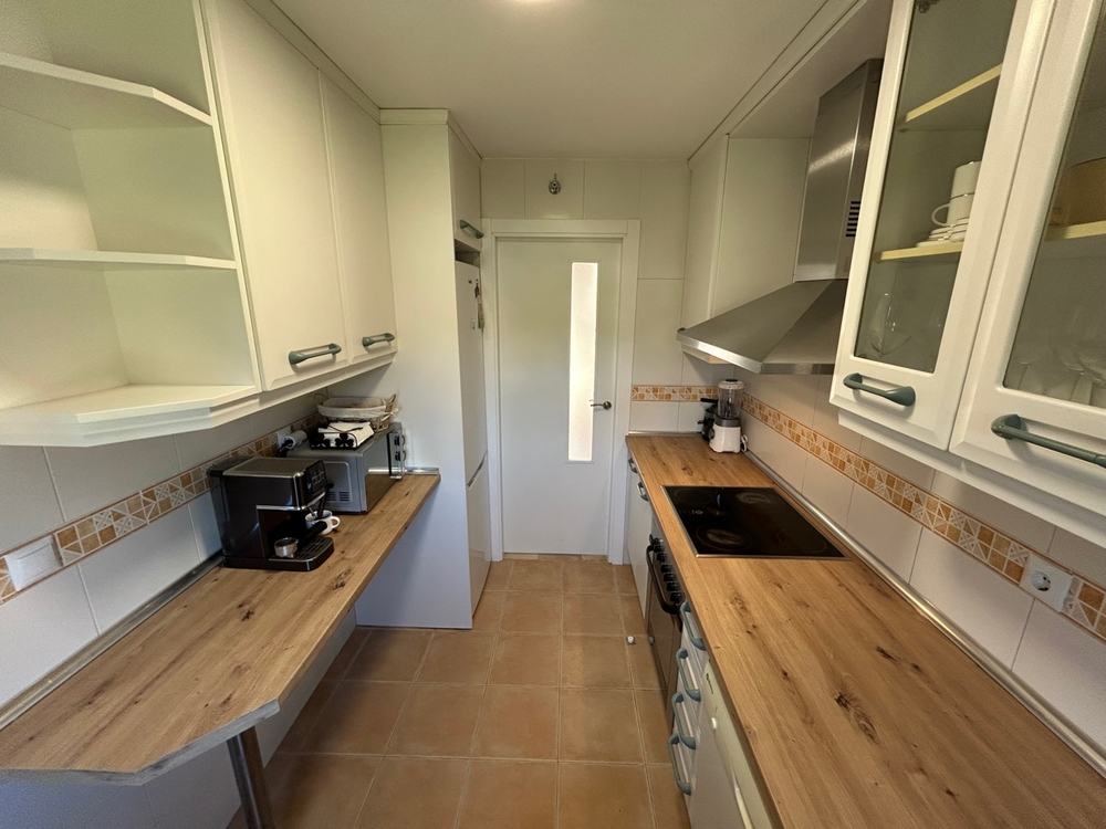 Cocina completa con encimera madera y todos los electrodomésticos