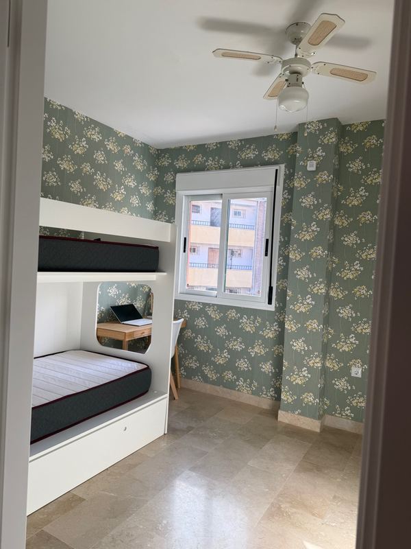 Habitación con litera y zona de estudio para niños