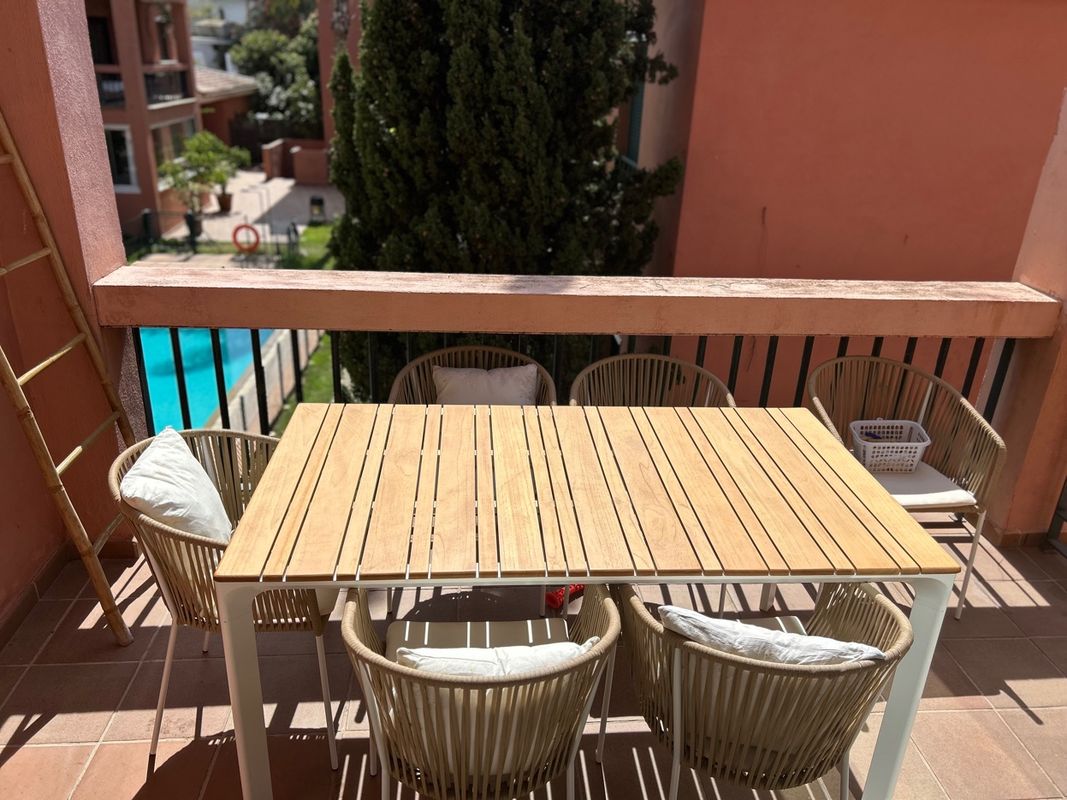 Terraza privada con mesa para 6 y piscina