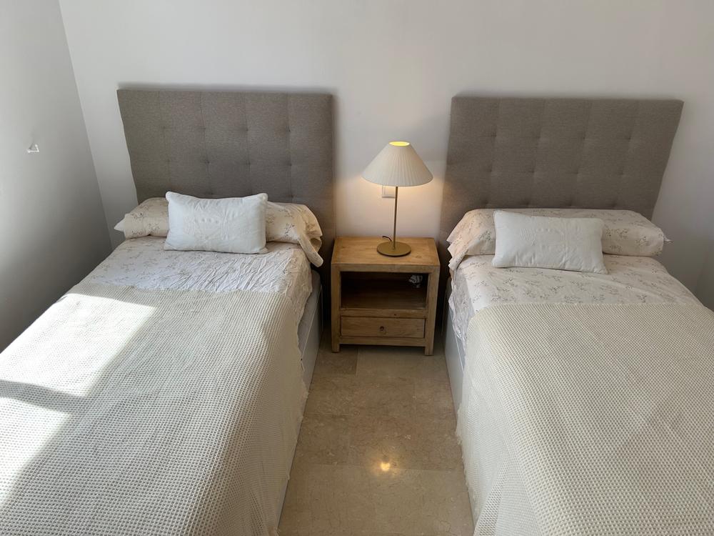 Habitación principal con 2 camas y cabeceros grises