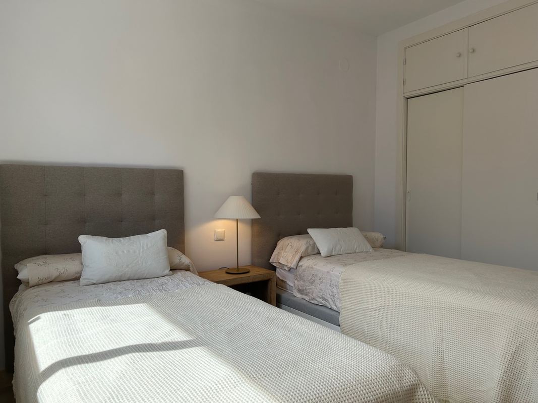 Detalle habitación con lámpara de noche