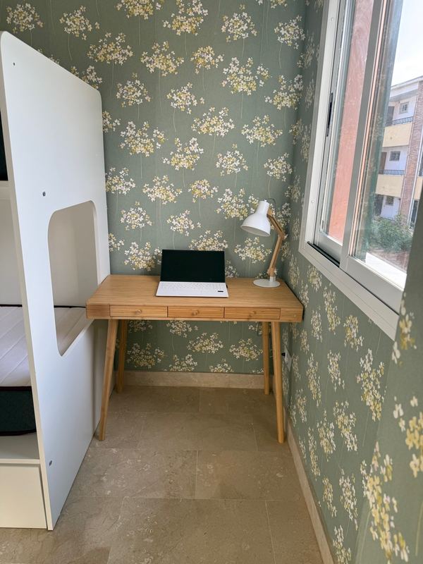 Zona de estudio con escritorio y ventana